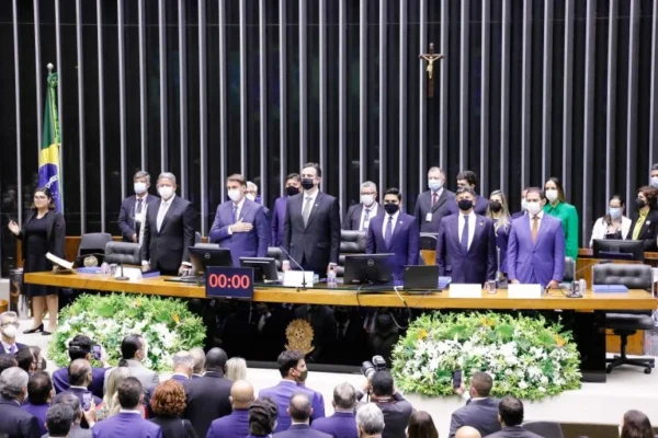 Câmara aprova projeto que amplia número de deputados federais.