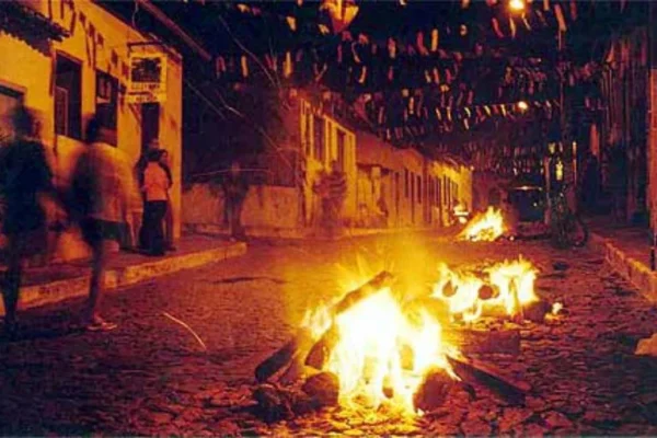 O velho e bom São João. * Pádua Marques.