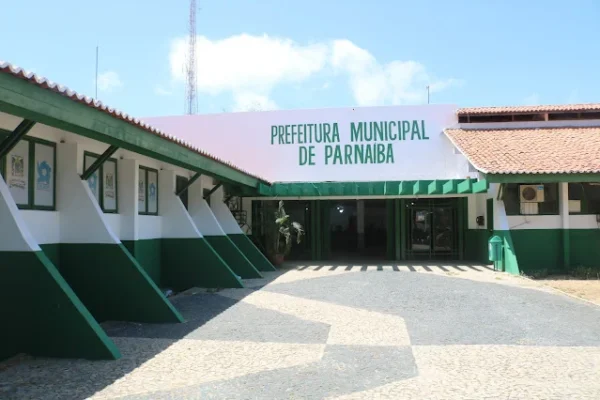 Prefeitura de Parnaíba é alvo de outra denúncia por compra de livros supostamente “inflacionada”.