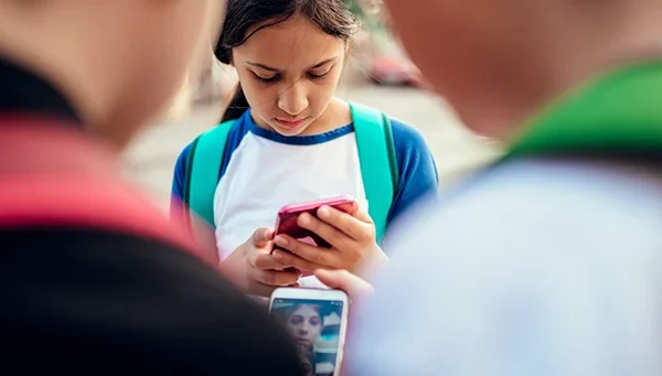 AGU pede decisão urgente contra fraudes e violência nas redes sociais.