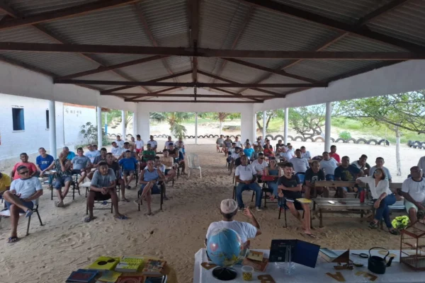 Historiador realiza palestra e academia doa livros para comunidade terapêutica Monte Moriá.