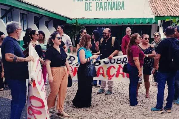 Pessoal da área de saúde em Parnaíba faz paralisação e cobra prefeito pela defasagem salarial de quatorze anos.
