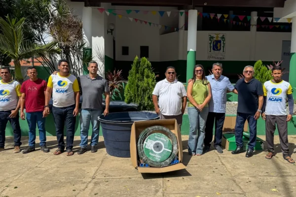 Prefeitura entrega kits de irrigação para trabalhadores da agricultura familiar em Parnaíba.