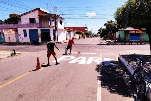 Cansados de esperar pela prefeitura, moradores pegam na brocha e sinalizam cruzamento perigoso em Parnaíba.