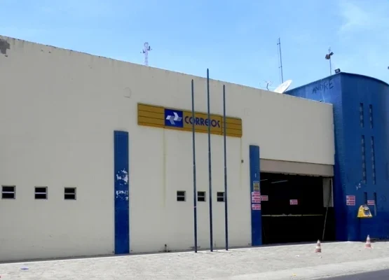 Adolescente é apreendido em Parnaíba por receber pelos Correios cédulas falsas de cem reais.