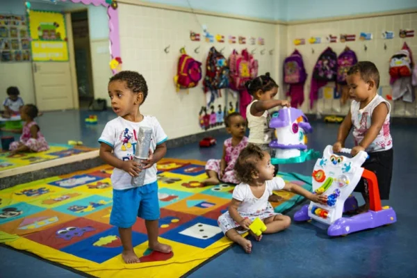 Uespi abre 100 vagas de auxílio-creche para estudantes com filhos pequenos; Parnaíba tem 10 oportunidades.