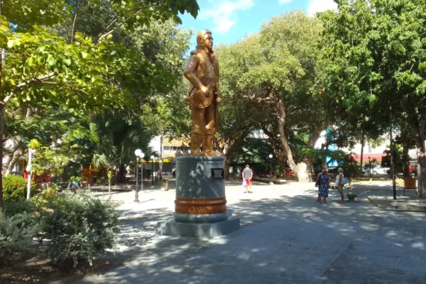 Estátua do Herói Simplício Dias da Silva é limpa na praça da Graça em Parnaíba.