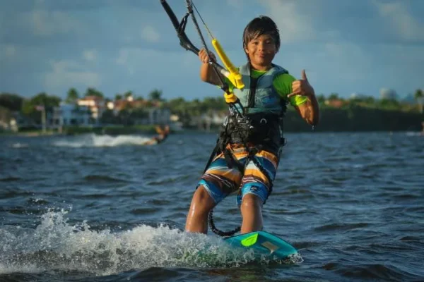 Estudantes da rede municipal de Cajueiro da Praia terão aulas de vela e kitesurfe.
