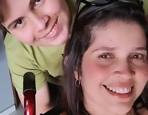 Jornalista Christiane Albuquerque mobiliza campanha para aquisição de duas próteses.