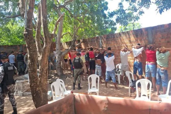 Polícia acaba com rinha de galos e leva 43 pessoas para Central de Flagrantes em Teresina.