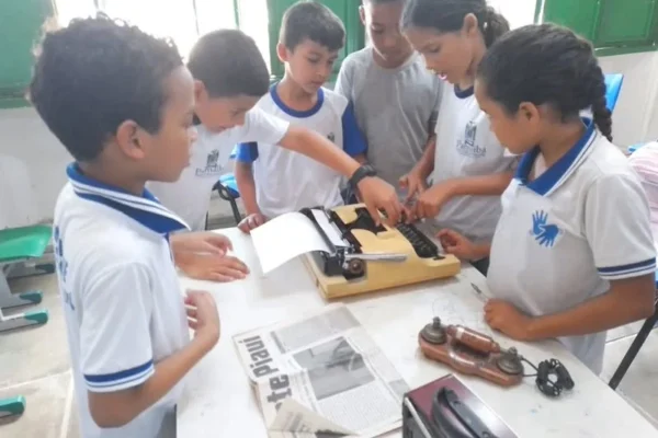Estudantes têm contato com equipamentos que fizeram a história das comunicações em Parnaíba.