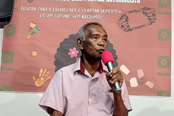 Escritor Pádua Marques vai a escola pública falar sobre combate ao racismo.