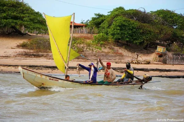 Prefeitura de Ilha Grande do Piauí entrega reboque para pescadores dos Tatus.