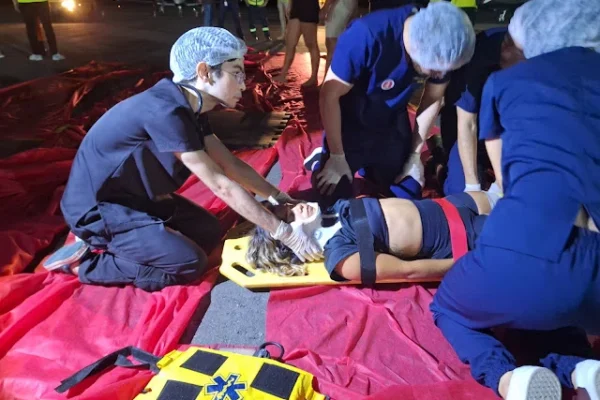 Estudantes de Medicina passam por simulação de atendimento de emergência em acidente no aeroporto.