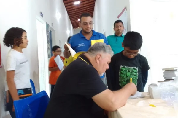 Escola de Caxingó recebe visita de escritores da Academia Parnaibana de Letras.