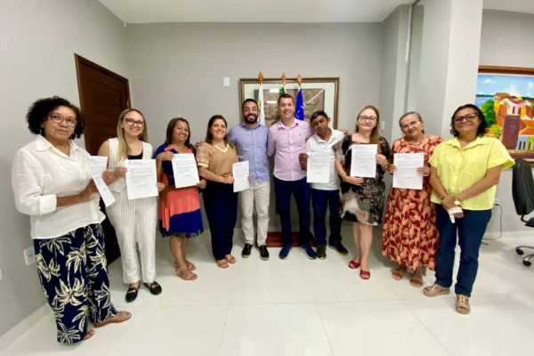 Prefeito de Parnaíba dá posse a professores concursados e ouve pedido de se ouvir mais a categoria nas suas demandas.