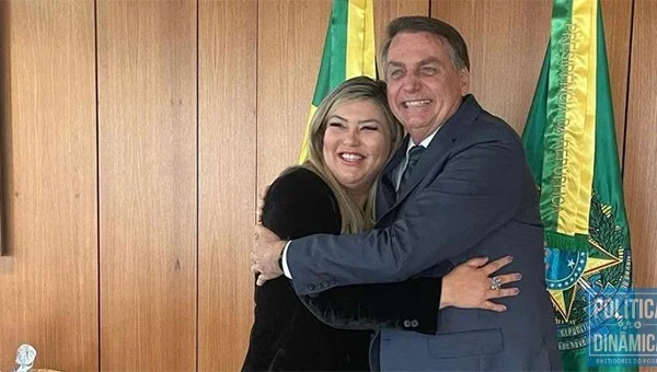 Samantha Cavalca, vereadora de Teresina, propõe título de cidadania para Jair Bolsonaro.