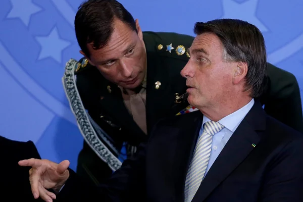 Bolsonaro é alvo da PF e Moraes determina recolhimento domiciliar, uso de tornozeleira eletrônica e proibição de usar redes sociais.