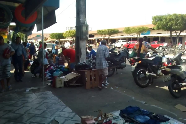 Dono de frigorífico é atingido por tiro e adolescente morre esfaqueado em mercado público em Parnaíba nesta terça. 