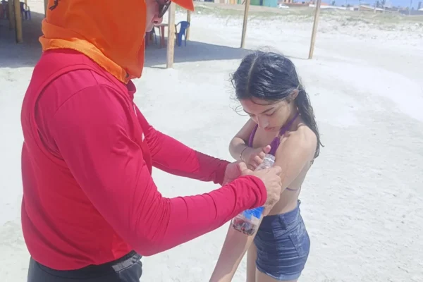 Operação Veraneio alerta para risco de caravelas portuguesas no litoral do Piauí.