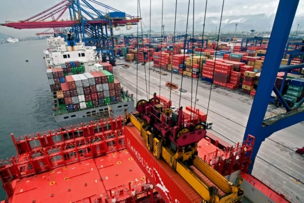 Governo brasileiro busca negociação com EUA e pede apoio de empresários.