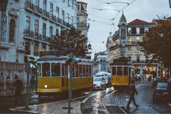 Com medo de ameaças, família decide mandar Mão Santa e Adalgisa para Portugal.