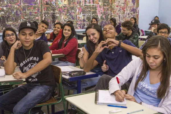 MEC quer estender Pé-de-Meia a todos do ensino médio da rede pública.