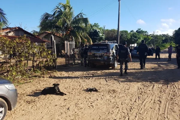 Vida de cão. * Pádua Marques.