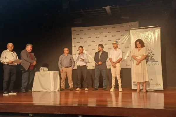 Academia Parnaibana de Letras entrega premiação a novos escritores.