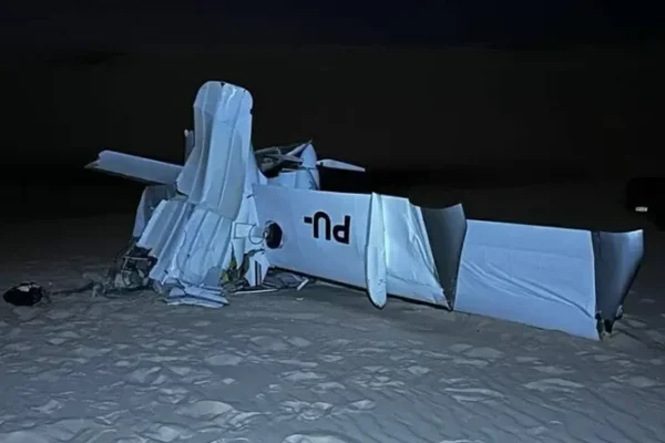 Avião cai nos Lençóis Maranhenses e deixa duas pessoas mortas.