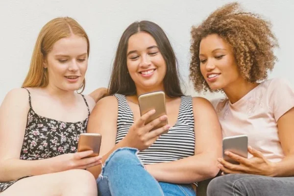 Meta anuncia bloqueio de 7 milhões de contas do WhatsApp usadas para aplicar golpes.