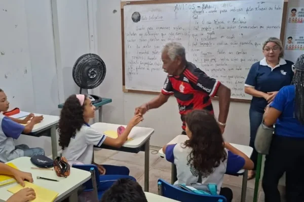 Mário Boi visita escola e recebe o carinho de professores e estudantes em escola de Parnaíba.