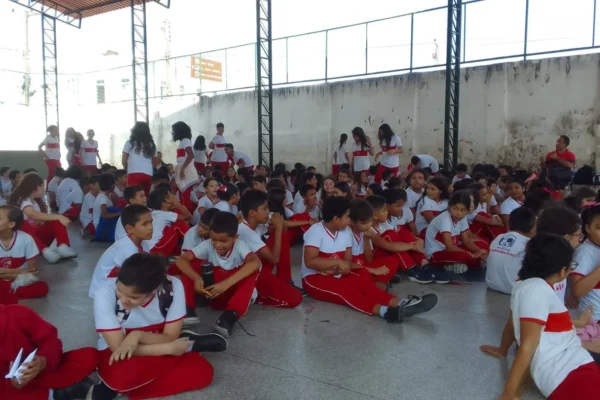 Escola Monsenhor Roberto Lopes desenvolve projeto de leitura e convida escritor Pádua Marques.