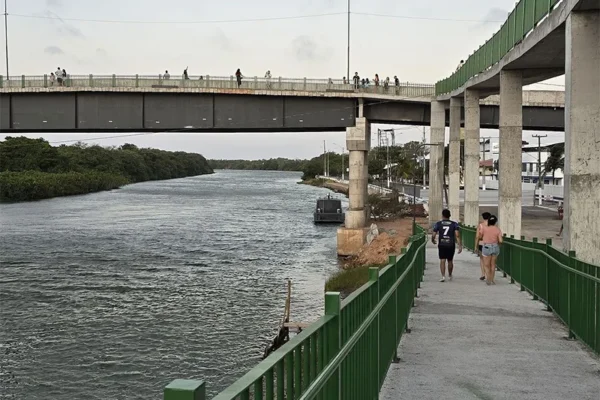 Acesso à praia da Pedra do Sal pela ponte nova, continua com obras inacabadas.