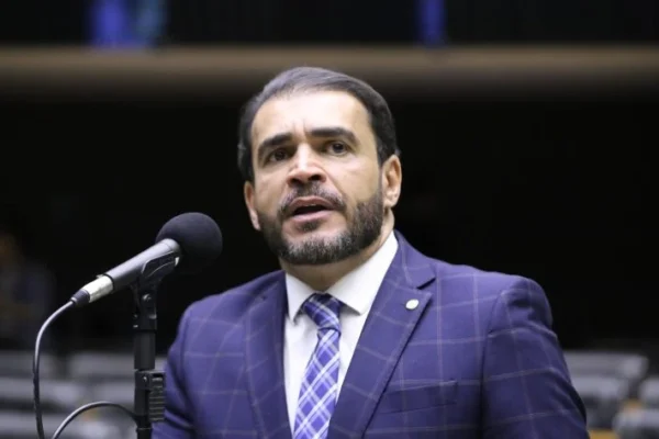 Conselho de Ética designa relator de processo contra Eduardo Bolsonaro.