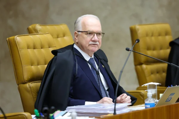 Fachin toma posse na presidência do STF nesta segunda-feira.