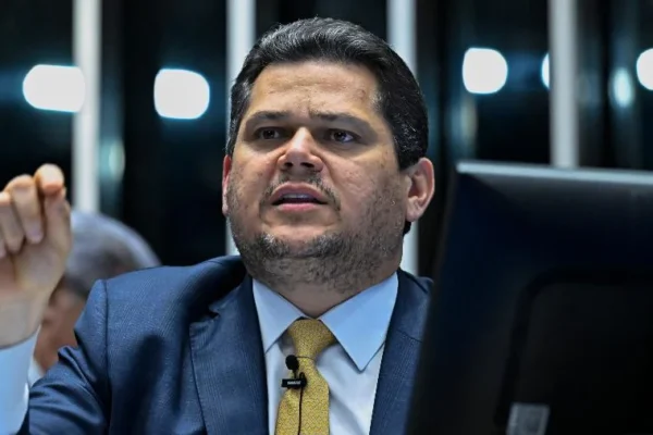 Alcolumbre manda arquivar PEC da Blindagem após rejeição da CCJ.