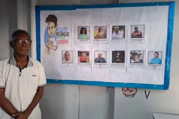Escola Bilíngue recebe a visita do romancista Pádua Marques.