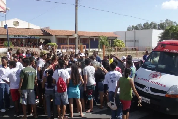 Alunos do Liceu Parnaibano pedem instalação de faixa de pedestre elevada na Av. São Sebastião.