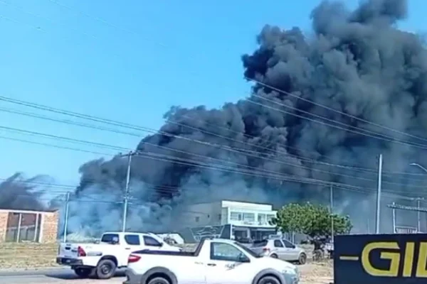 Incêndio de grandes proporções destrói fábrica de piscinas na zona sul de Parnaíba.
