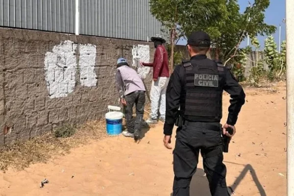 Secretaria de Segurança Pública coloca malandragem com mão na broxa limpando  pichações de grupos criminosos em Parnaíba.