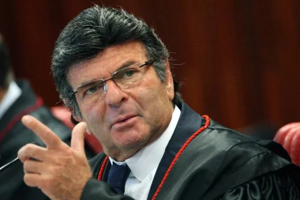 Fux cita incompetência do STF para julgar ação contra Bolsonaro.