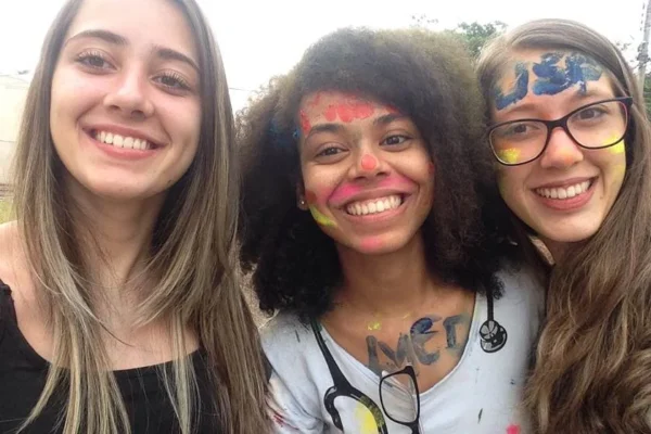 Estudantes de baixa renda de curso de medicina terão ajuda do governo.