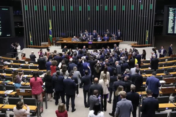 Câmara aprova urgência para projeto de anistia a golpistas.