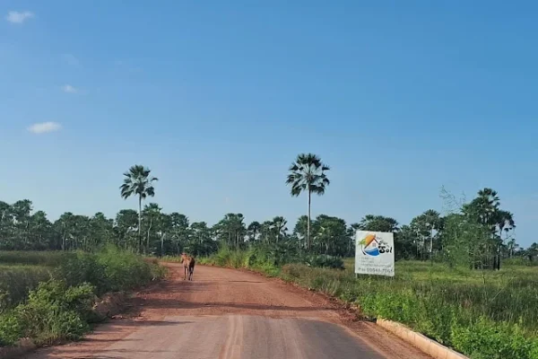 Estrada da ponte Virgílio Machado, um ano após inauguração, continua sem asfalto em Parnaíba.