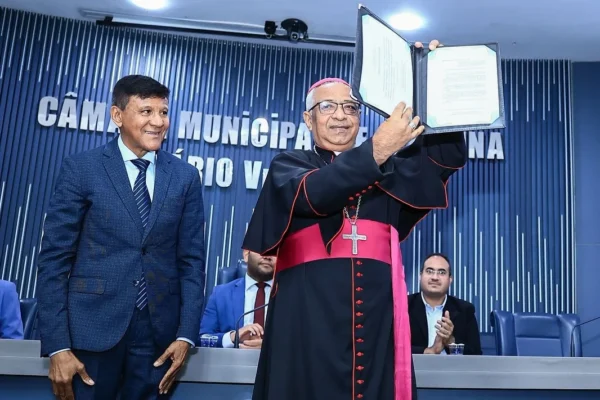 Dom Juarez Sousa, recebe título de cidadania de Teresina.