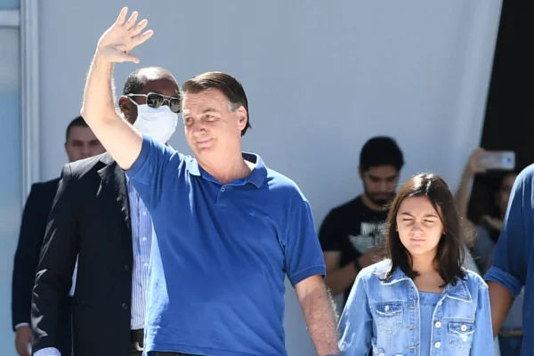 Moraes autoriza Bolsonaro a comemorar aniversário da filha em casa.