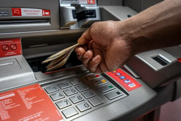 Comissão debate impactos da digitalização e fechamento de agências bancárias.
