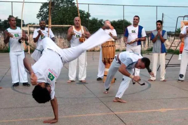 Grupos promovem aulão de capoeira na praça do Amor II no dia do Professor.