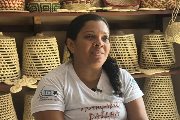 Grupo de mulheres de Ilha Grande trabalham a palha de carnaúba e transformam em sustento.